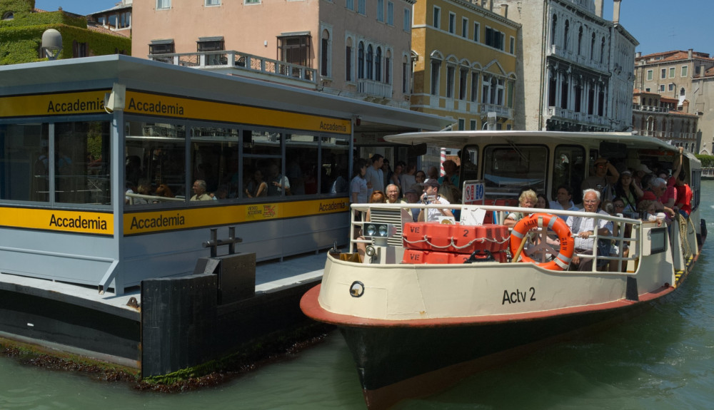 Vaporetto boot: openbaar vervoer op het water